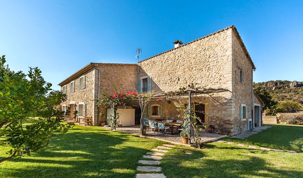 Luxury mansion with hotel license for sale in Alaró Living in Mallorca