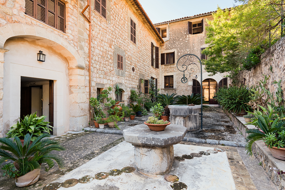 Historical mansion for sale in Fornalutx Living in Mallorca