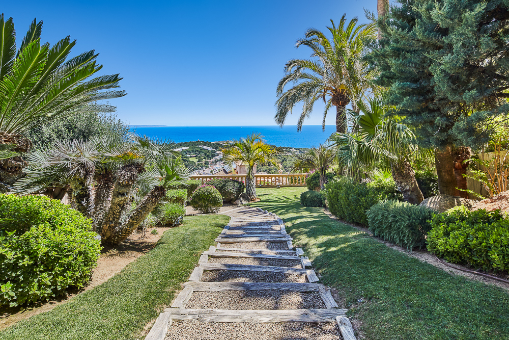 Luxury estate for sale in Bendinat with panoramic sea views Living in