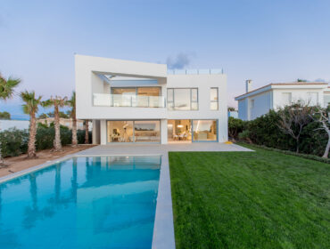 Frontline villa for sale in Port Adriano