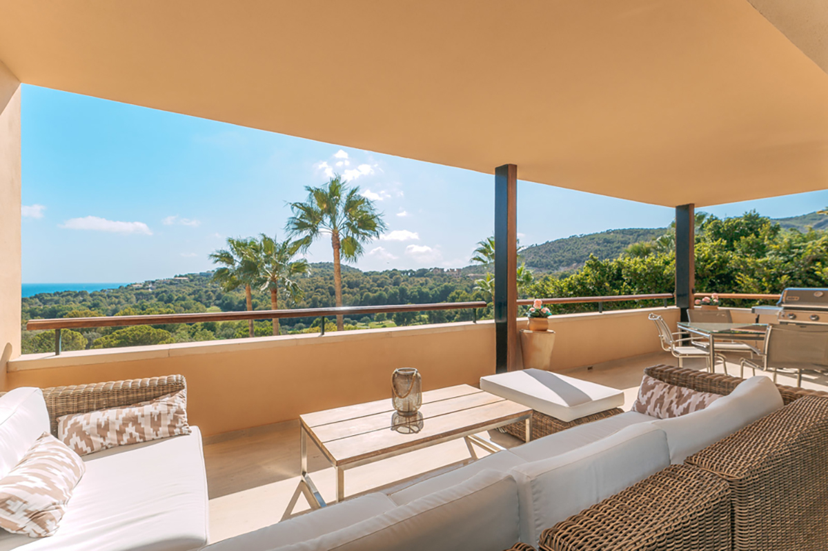 Modern sea view apartment in upmarket residence for sale in Bendinat