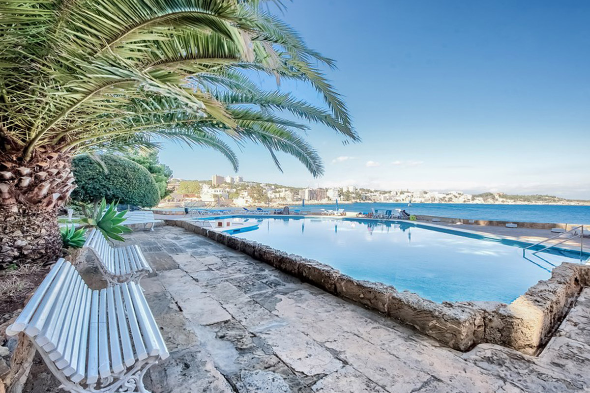 Front line apartment with good sea views for sale in Illetas Living