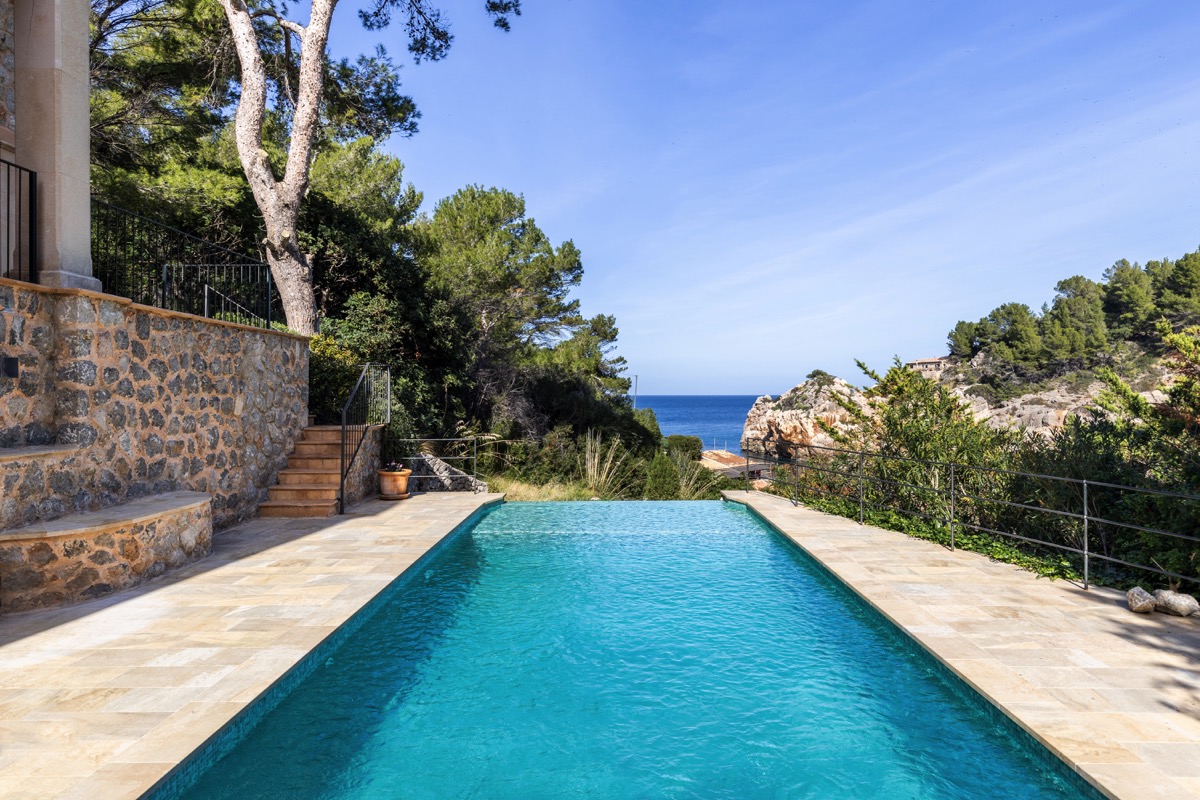 Elegant Finca with Sea View and Pool in Cala Deià Living in Mallorca