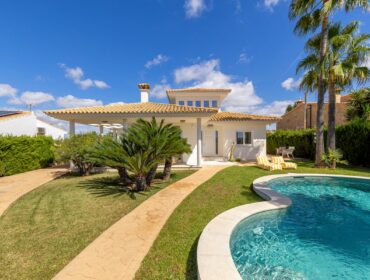 Contemporary villa near Llucmajor