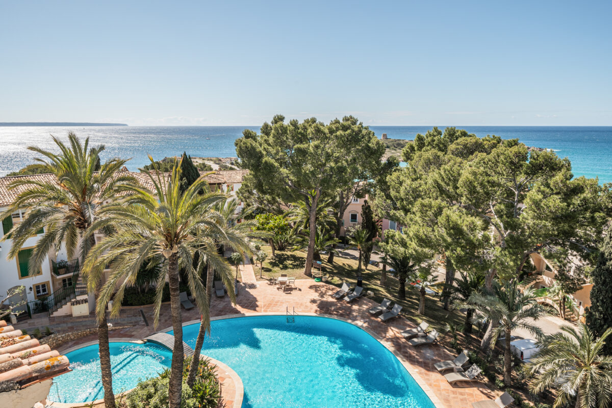 Elegant Duplex Penthouse with stunning sea views and private beach access for sale in Illetas