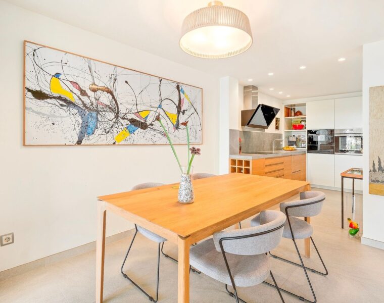 Three-bedroom penthouse for sale with terrace and sea views in palma