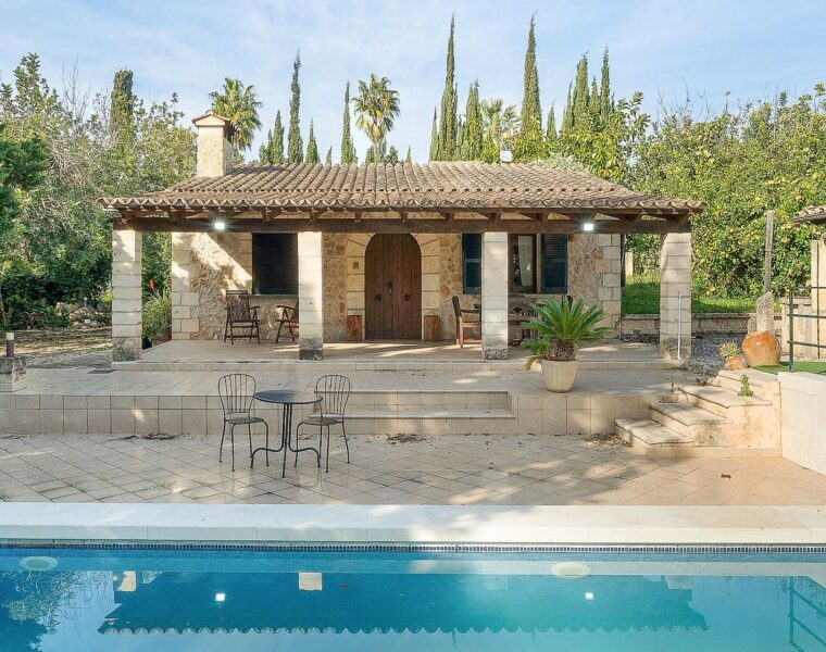 Spacious country house for sale with pool and paddocks in port de pollença