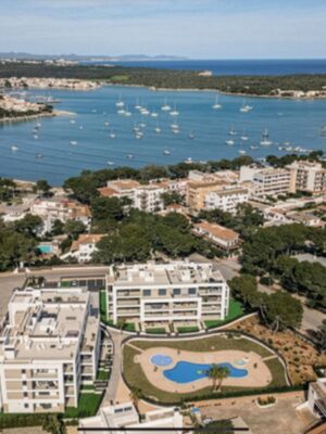 Elegant penthouse with private terraces and pool access in portocristo - 890.000 €