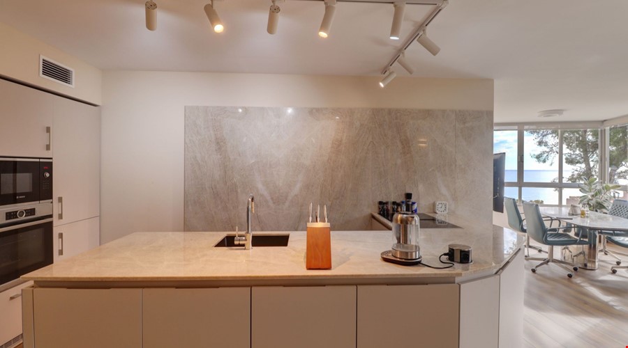 Apartamento en primera línea de mar con vistas al mar, acceso a piscina y parking en venta en illetas Illetas apartment for sale