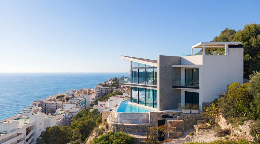 Renovated five-bedroom villa with guest apartment and garden for sale in costa de la calma