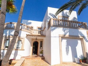 Spacious detached house for sale with pool, terraces and garage in cala d'or