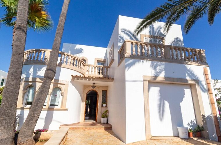 Spacious detached house for sale with pool, terraces and garage in cala d'or