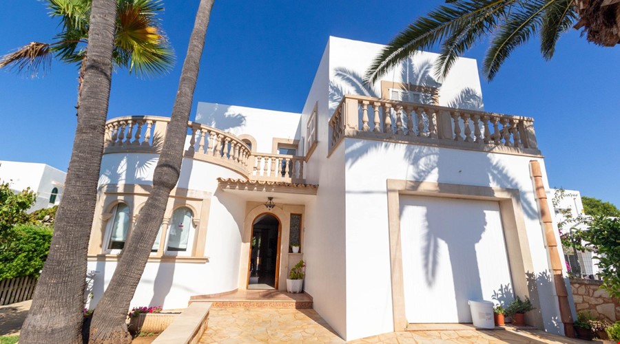 Spacious detached house for sale with pool, terraces and garage in cala d'or