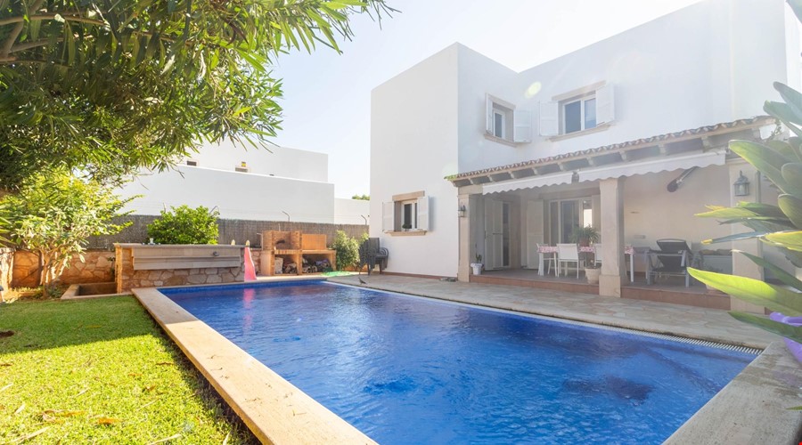 Spacious detached house for sale with pool, terraces and garage in cala d'or