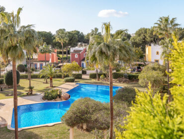 Spacious three-bedroom penthouse with private roof terrace for sale in santa ponsa