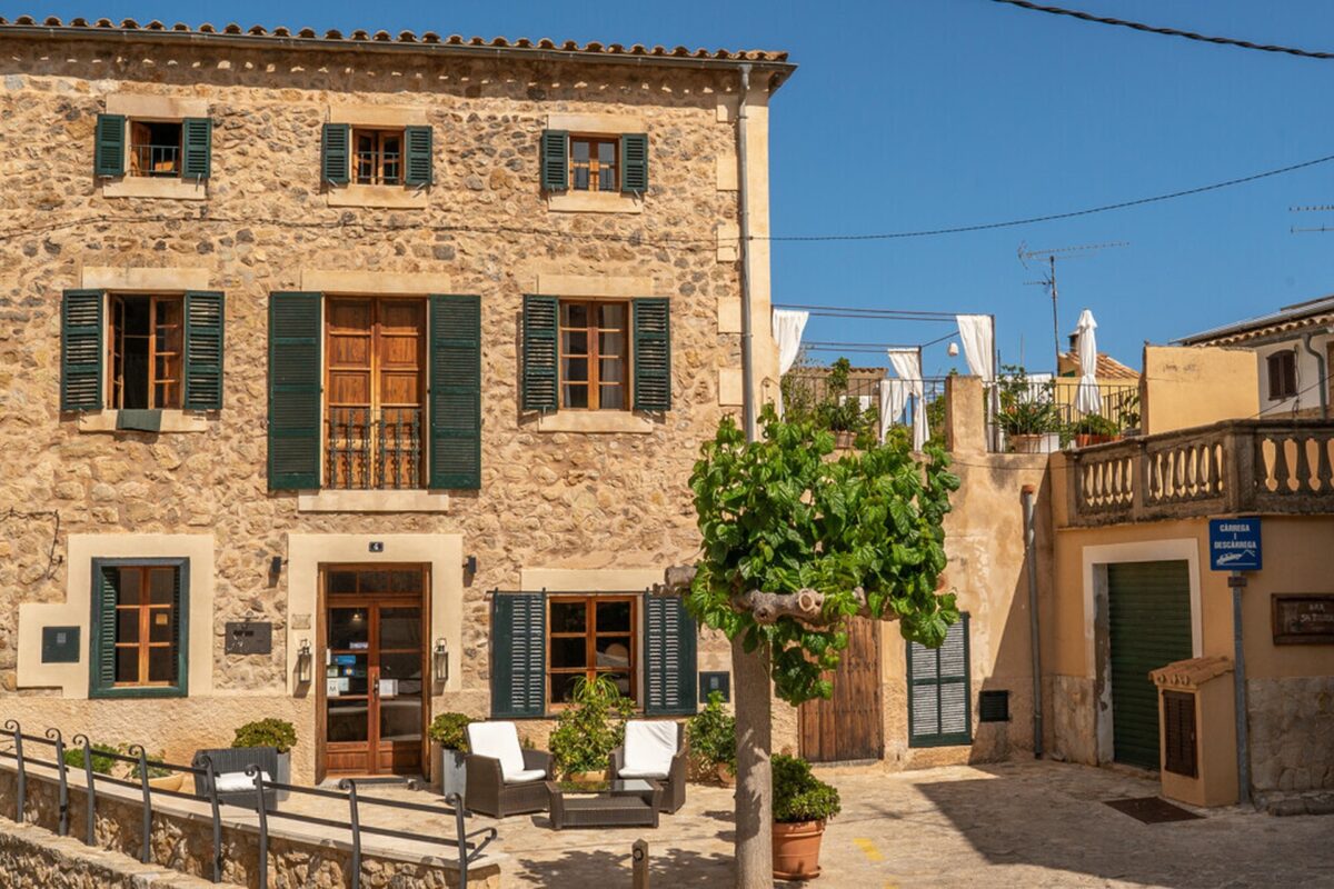 Historic 8-bedroom boutique hotel or townhouse for sale in Estellencs