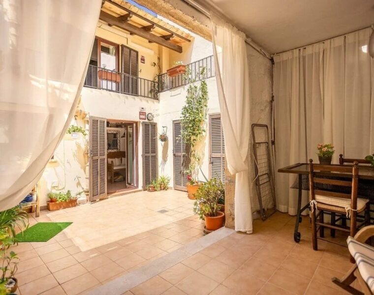 Charming renovated townhouse with pool in the heart of pollensa - 1.145.000€