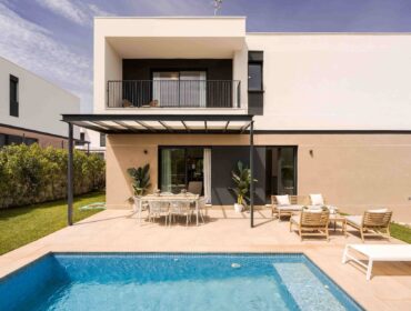 Beautifully renovated townhouse with courtyard and pool in llucmajor