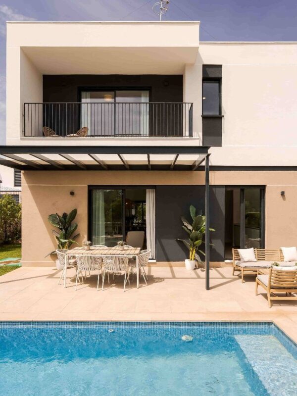 Beautifully renovated townhouse with courtyard and pool in llucmajor