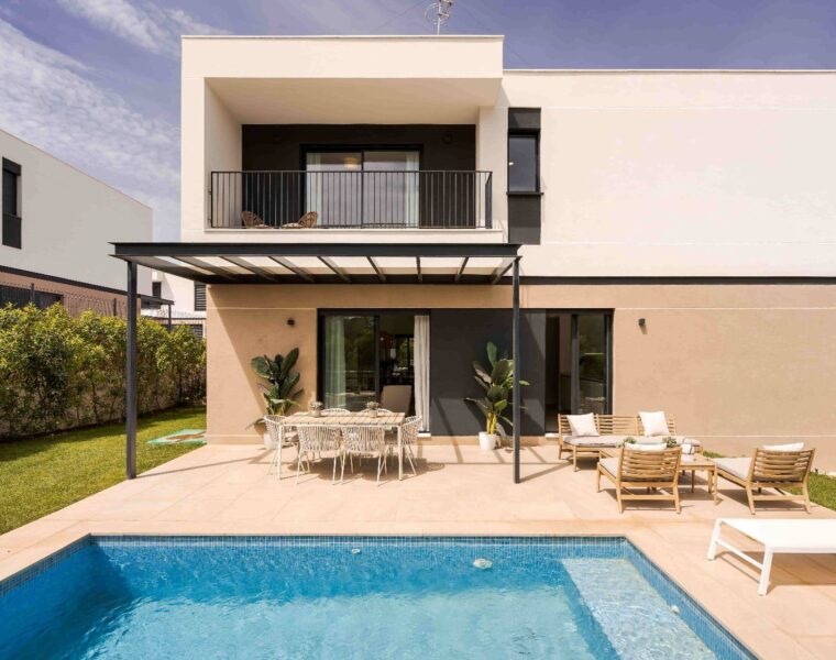 Beautifully renovated townhouse with courtyard and pool in llucmajor