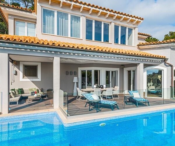 Elegant 4-bedroom villa for sale with sea views and pool in port andratx