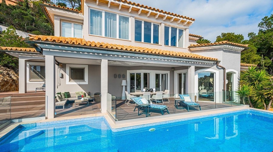 Elegant 4-bedroom villa for sale with sea views and pool in port andratx