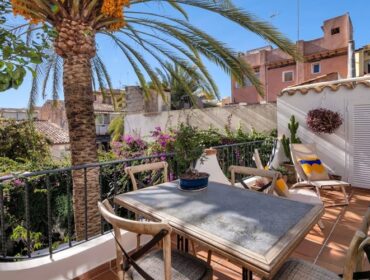 Renovated two-bedroom apartment for sale in santa catalina, palma
