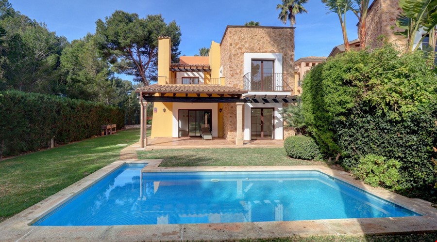 Golf-front villa for sale in santa ponsa with private pool in ses penyes rotges