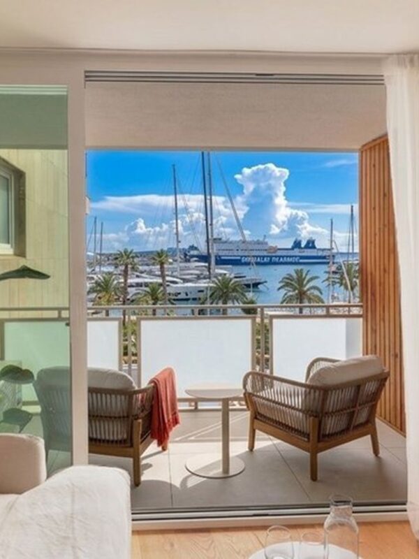 Three-bedroom penthouse for sale with terrace and sea views in palma