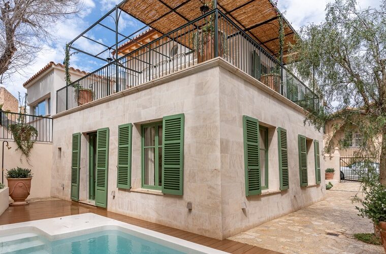 Refined mediterranean townhouse with pool and spacious garage for sale in cas català