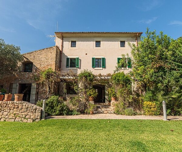 Expansive country estate with guest houses, tennis court and olive groves for sale in pollensa