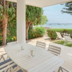 Seafront ground floor apartment with beach access for sale in puerto pollensa