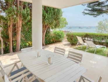Seafront ground floor apartment with beach access for sale in puerto pollensa