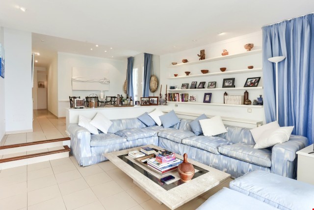 Seafront ground floor apartment with beach access for sale in puerto pollensa