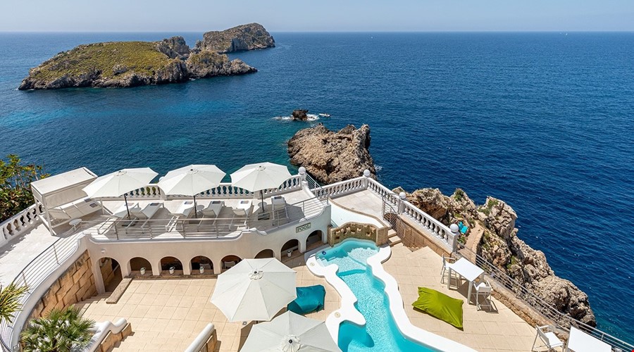 Refined mediterranean villa with golf and countryside views in santa ponsa - 2.450.000€ Cliffside villa with panoramic sea views and private beach access for sale in santa ponsa