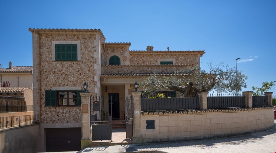 5 bedroom villa with garden, pool and garage for sale in pòrtol