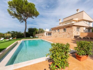 Spacious finca for sale with guest house and rental license in palma