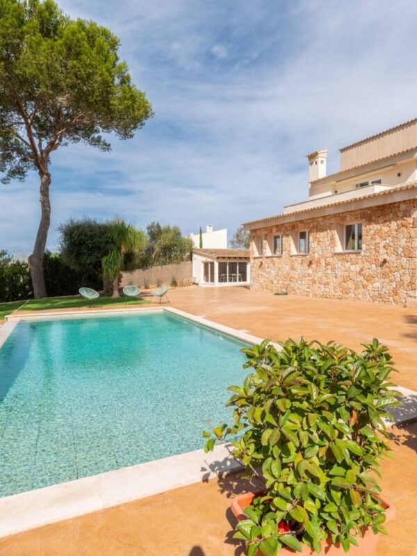 Spacious finca for sale with guest house and rental license in palma