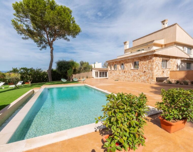 Spacious finca for sale with guest house and rental license in palma