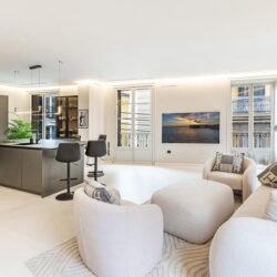 Spacious renovated apartment with private terrace and parking for sale in palma