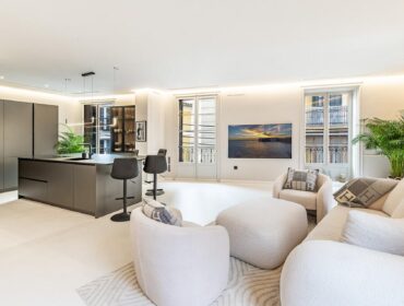 Spacious renovated apartment with private terrace and parking for sale in palma