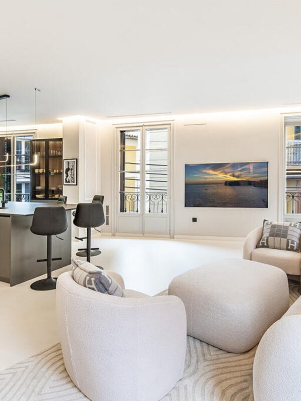 Spacious renovated apartment with private terrace and parking for sale in palma