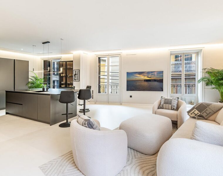 Spacious renovated apartment with private terrace and parking for sale in palma