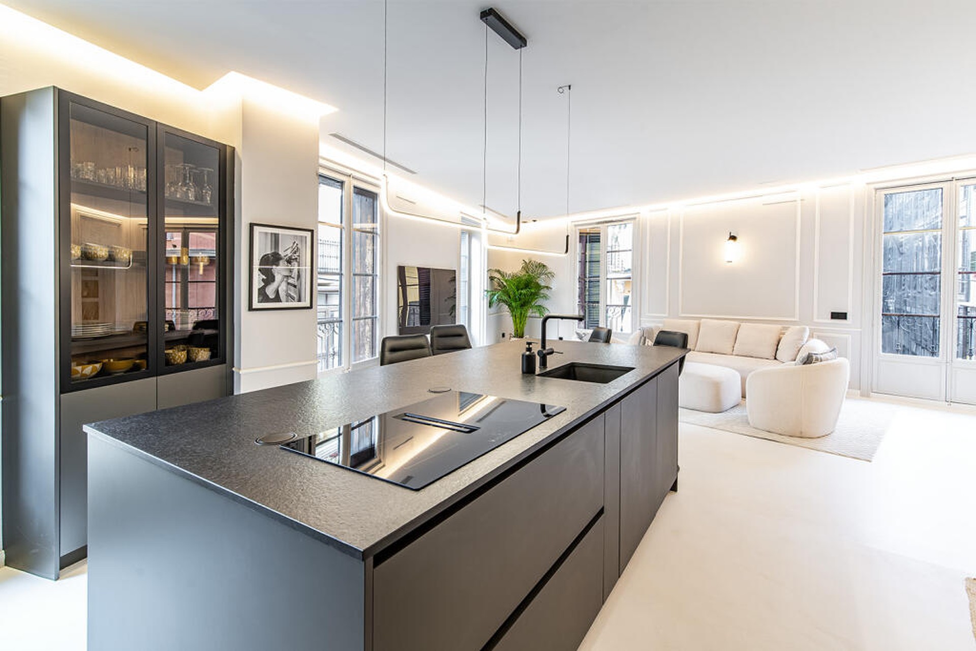 Spacious renovated apartment with private terrace and parking for sale in palma