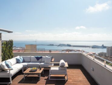 Spacious renovated apartment with private terrace and parking for sale in palma
