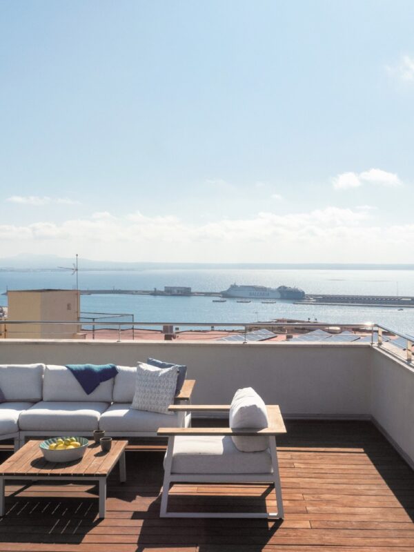 Spacious renovated apartment with private terrace and parking for sale in palma