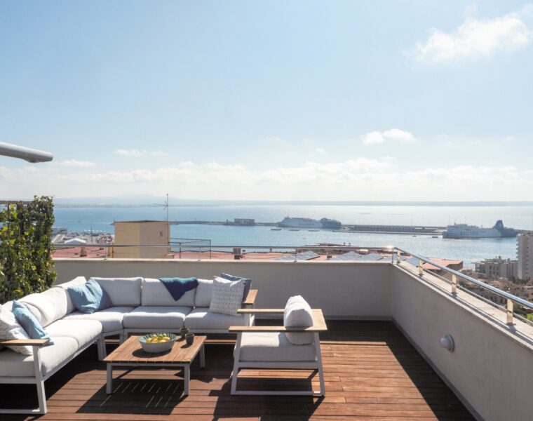 Spacious renovated apartment with private terrace and parking for sale in palma