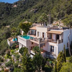 Elegant sea-view villa with pool and holiday license near artà