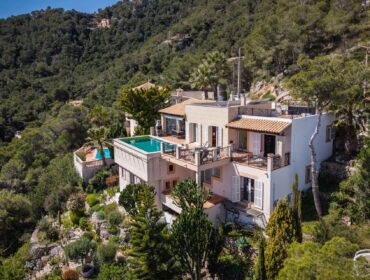 Elegant sea-view villa with pool and holiday license near artà
