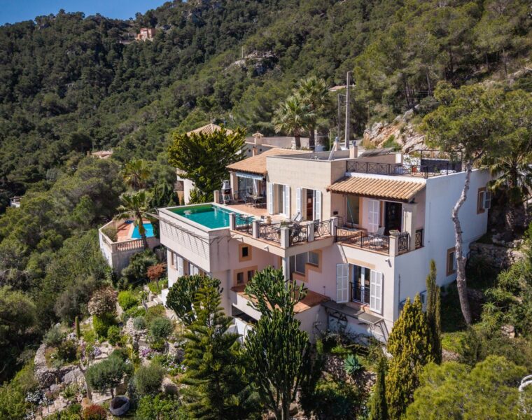 Elegant sea-view villa with pool and holiday license near artà